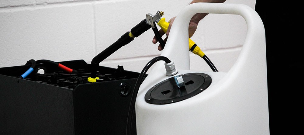 A savas ólomakkumulátor vízutántöltése egy kötelező karbantartási feladat / Forrás: Philadelphia Scientific
